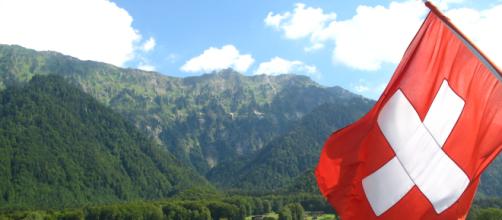 Svizzera, istruttore si dimentica di agganciare turista a deltaplano, sospeso nel vuoto a oltre 20 metri