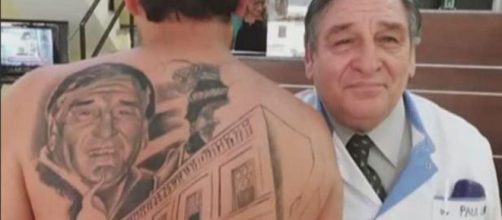 Argentina, medico lo salva e si fa tatuaggio col suo volto.