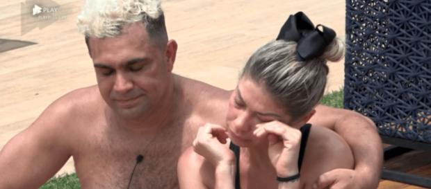 Cátia Paganote e Evandro Santo estão na roça disputando a preferência do público (Reprodução/RecordTV) Cátia Paganote e Evandro Santo estão na roça disputando a preferência do público (Reprodução/RecordTV)