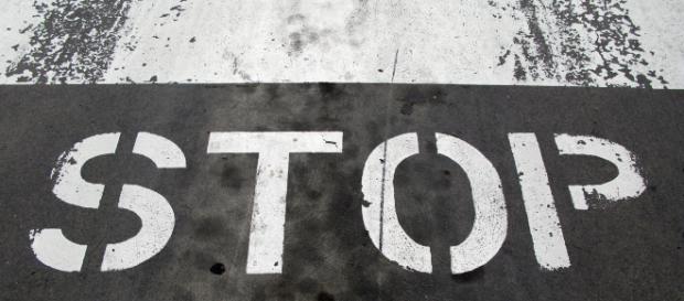 La segnaletica stop su manto stradale La segnaletica stop su manto stradale
