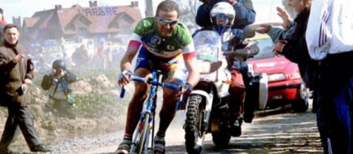Andrea Tafi alla Parigi Roubaix vinta nel 1999