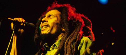 Bob Marley in una celebre ed iconica immagine degli anni '70