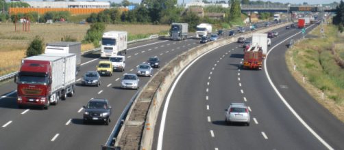 Bologna, da un ponte si stacca pezzo di calcestruzzo sulla A14: ferita una donna americana