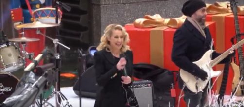 Kellie Pickler was one of the performers bringing plenty of Christmas spirit to Rockefeller Center. [Image source: SVfrosTV-YouTube]