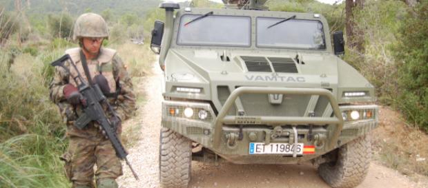 Patrulla en carretera. Se custodian los alrededores en busca de IED ocultos Patrulla en carretera. Se custodian los alrededores en busca de IED ocultos