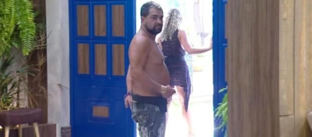 Record decidiu suspender roça após público pedir expulsão de Catia Record decidiu suspender roça após público pedir expulsão de Catia