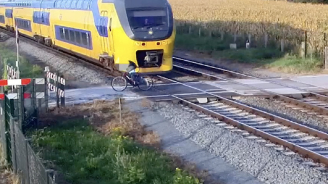 Ciclista olandese rischia la morte in bici su un passaggio a livello (Immagine ProRail)