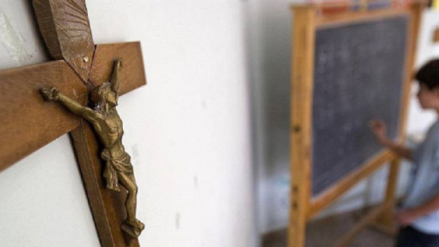 Crocifisso e presepe nelle aule