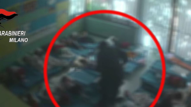 Pero, maestro d'asilo arrestato per maltrattamenti sui bambini