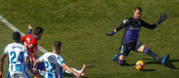Correa, en una clara ocasión frente a Cuellar Correa, en una clara ocasión frente a Cuellar