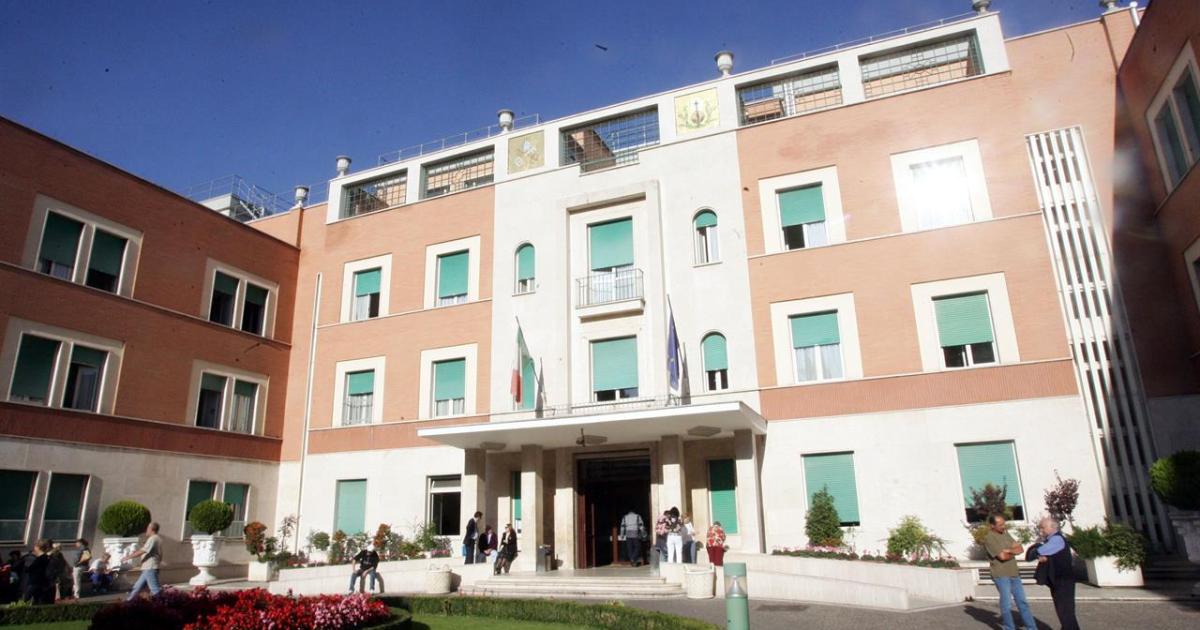 Roma, incendio all’ospedale Villa San Pietro: trasferiti 400 pazienti