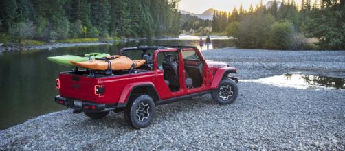 2020 Jeep Gladiator: The Solid-Axle, Open-Air Truck of Your Dreams ... - (Image via gearjunkie/Youtube)