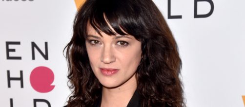 Asia Argento sui social coperta solo dal calco di una statua