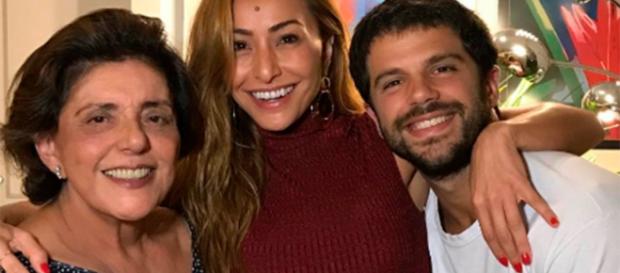 Orgulhosa, a vovó exibiu aos fãs o rosto da netinha Orgulhosa, a vovó exibiu aos fãs o rosto da netinha