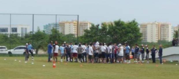 Quinta foi dia de protesto de torcedores no Fluminense (Reprodução/Twitter/@hectorwerlang) Quinta foi dia de protesto de torcedores no Fluminense (Reprodução/Twitter/@hectorwerlang)