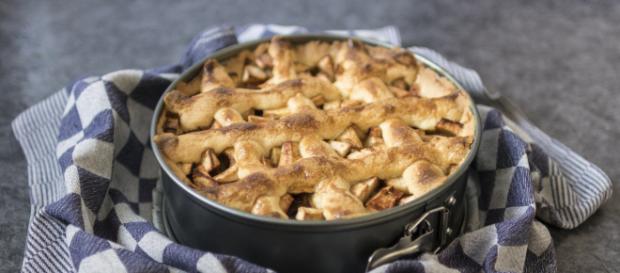 Torta di mele al caramello salato con crosta alla salvia fresca Torta di mele al caramello salato con crosta alla salvia fresca