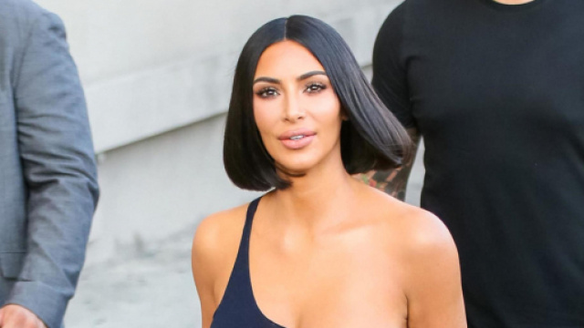 Kim Kardashian West révèle ses seins sous sa robe à motif de serpent..