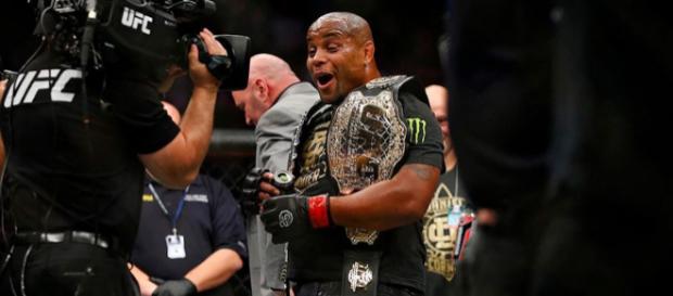 Daniel Cormier hace historia al retener su cetro completo ante Derrick Lewis en UFC 230 Daniel Cormier hace historia al retener su cetro completo ante Derrick Lewis en UFC 230