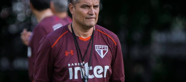 Diego Aguirre faz os últimos ajuste para o jogo de hoje. Diego Aguirre faz os últimos ajuste para o jogo de hoje.