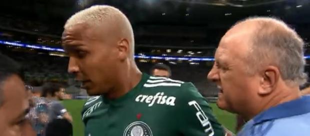 Felipão empurra jogador para o vestiário. (foto reprodução). Felipão empurra jogador para o vestiário. (foto reprodução).
