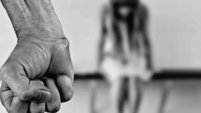 Milano, sequestrata e violentata dall'ex chiede aiuto con un biglietto