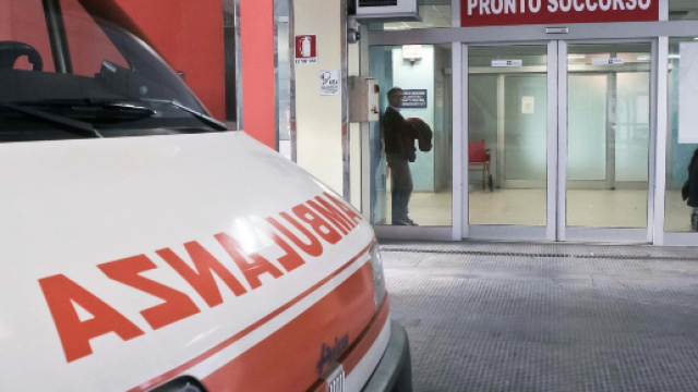 Ragazzo di 14 anni muore per una capriola ad Algeri mentre era in visita al padre.