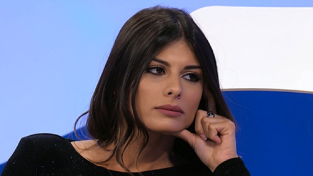 Uomini e Donne: Giulia Cavaglia senza mutande fa arrabbiare Maria De Filippi.