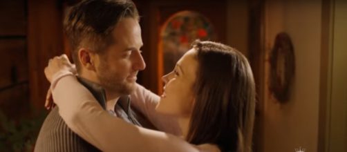 Erin Krakow and Niall Matter plan for the perfect Christmas wedding in Marrying Father Christmas. [Image source: HM & M- YouTube]