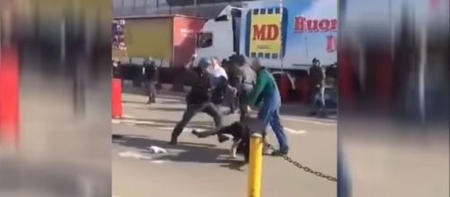 Un fotogramma di un video Youtube degli scontri tra ultras del Cosenza e del Catania