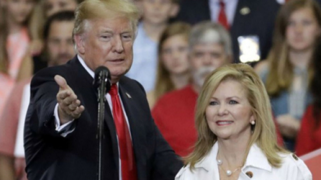 Il presidente USA Donald Trump con Marsha Blackburn, candidata al Senato per il Tennessee