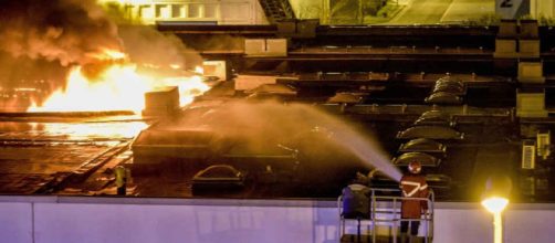 Paura a Nola, in fiamme una fabbrica di cartone nella zona industriale: foto e video
