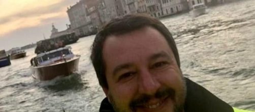 Salvini, tweet sorridente sulla barca: polemiche sui social.