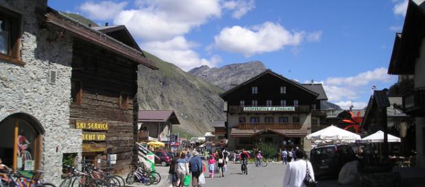 Livigno:bambino abbandonato in casa in mezzo agli escrementi dei cani. Livigno:bambino abbandonato in casa in mezzo agli escrementi dei cani.