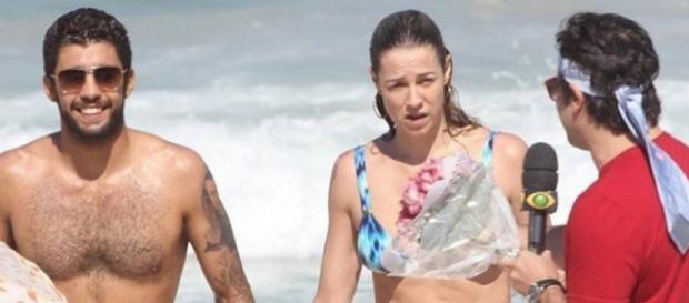 Luana e marido foram abordados na praia. Luana e marido foram abordados na praia.