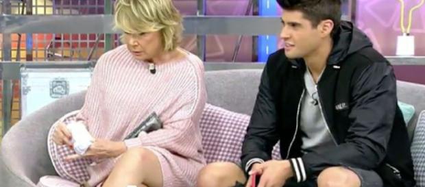 Mila, con una bolsa de hielo en la mano, junto a Javier Tudela. / Telecinco Mila, con una bolsa de hielo en la mano, junto a Javier Tudela. / Telecinco