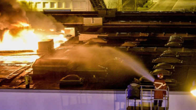 Paura a Nola, in fiamme una fabbrica di cartone nella zona industriale: foto e video