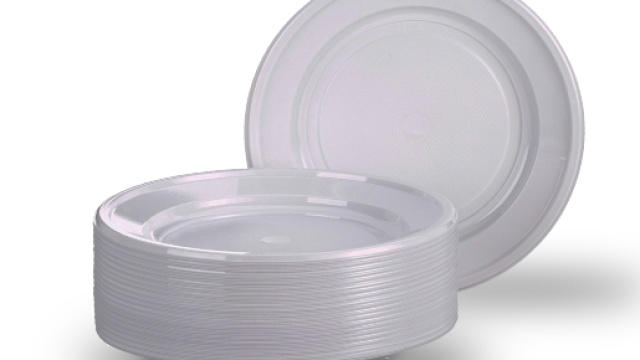 Piatti di plastica ritirati dal mercato: sostanze tossiche nei materiali di alcuni lotti