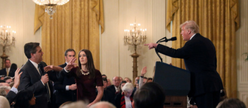 Donald Trump faisant face à son contradicteur qui se fera retirer son accréditation après l'altercation.