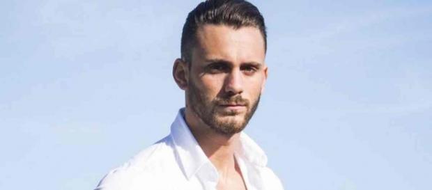 Affecté par sa rupture avec Vanessa Lawrens, Illan se lance à corps perdu dans son nouveau travail. Affecté par sa rupture avec Vanessa Lawrens, Illan se lance à corps perdu dans son nouveau travail.