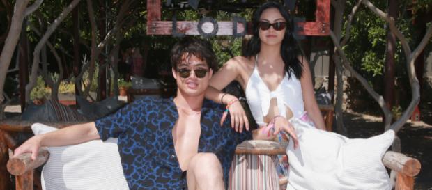 Camila Mendes e Charles Melton de Riverdale estão namorando Camila Mendes e Charles Melton de Riverdale estão namorando