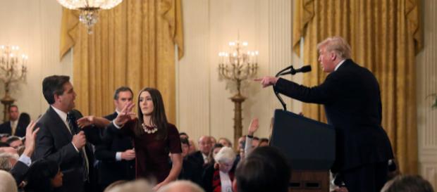 Donald Trump faisant face à son contradicteur qui se fera retirer son accréditation après l'altercation. Donald Trump faisant face à son contradicteur qui se fera retirer son accréditation après l'altercation.