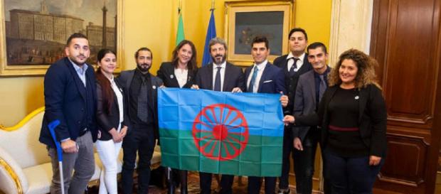 Roberto Fico ospita una delegazione di comunità rom alla Camera dei Deputati Roberto Fico ospita una delegazione di comunità rom alla Camera dei Deputati