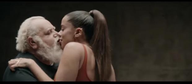 Anitta beija mulheres e homens e agita redes sociais Anitta beija mulheres e homens e agita redes sociais