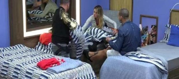 Caique provocou Nadja até ela perder a cabeça e agredi-lo Caique provocou Nadja até ela perder a cabeça e agredi-lo