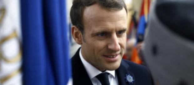 Emmanuel Macron face à un ancien combattant Emmanuel Macron face à un ancien combattant