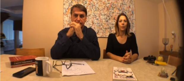 Jair Bolsonaro se preparando para discursar em transmissão ao vivo I Foto/Divulgação: Transmissão via Facebook Jair Bolsonaro se preparando para discursar em transmissão ao vivo I Foto/Divulgação: Transmissão via Facebook