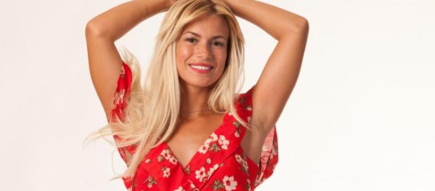 LMvsMonde3 : Carla Moreau se fait lyncher sur la toile après avoir embrassé Benjamin Samat LMvsMonde3 : Carla Moreau se fait lyncher sur la toile après avoir embrassé Benjamin Samat