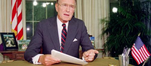 George H.W. Bush dans le bureau ovale