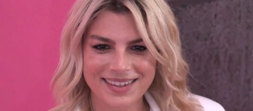 Emma Marrone presa in giro da Checco Zalone: 'Tu sei bella, ma io sono più ricco'.