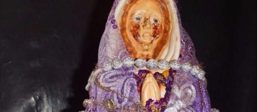 La statuina della Madonna di Metan in Argentina che piange sangue si trova in un'abitazione.